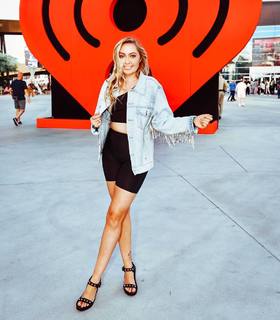 Brandi Cyrus feet photo 11