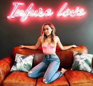 Brandi Cyrus feet photo 19