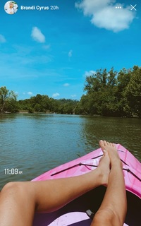 Brandi Cyrus feet photo 18
