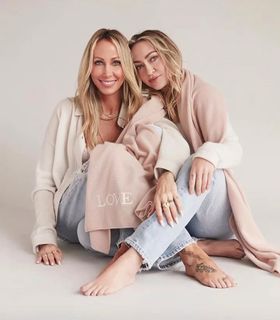 Brandi Cyrus feet photo 8