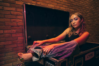 Brandi Cyrus feet photo 3