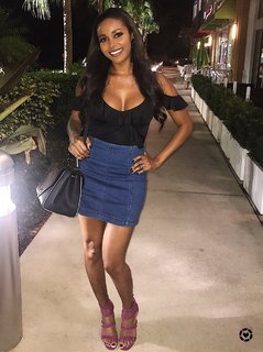 Brandi Rhodes feet photo thumbnail