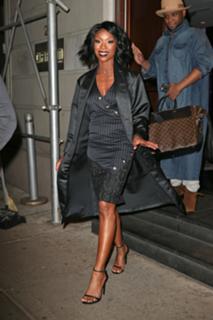 Brandy Norwood feet photo thumbnail