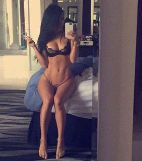 Bre Tiesi feet photo thumbnail