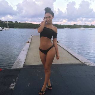Bre Tiesi feet photo thumbnail