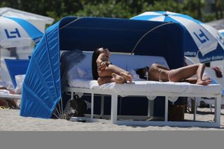 Bre Tiesi feet photo thumbnail
