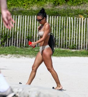 Bre Tiesi feet photo thumbnail