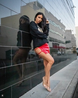 Bre Tiesi feet photo thumbnail