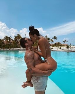 Bre Tiesi feet photo thumbnail
