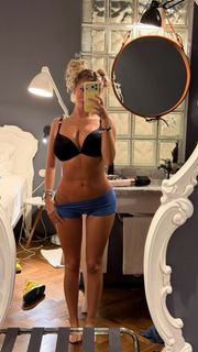 Breckie Hill feet photo thumbnail