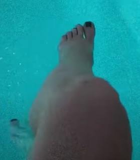 Breskvica feet photo thumbnail