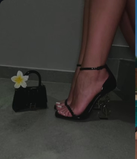 Breskvica feet photo thumbnail