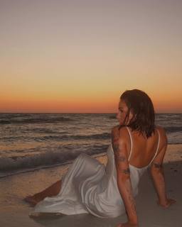 Breskvica feet photo thumbnail