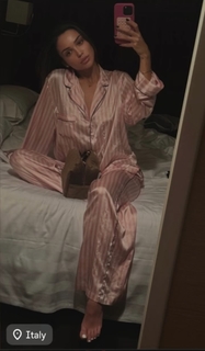 Breskvica feet photo thumbnail