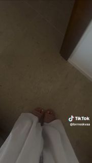 Breskvica feet photo thumbnail