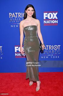 Brett Cooper feet photo thumbnail