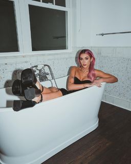Brianna LaPaglia feet photo 4