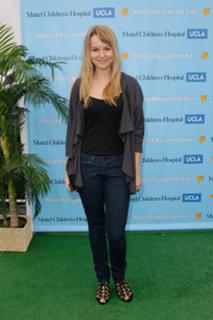 Bridgit Mendler feet photo thumbnail