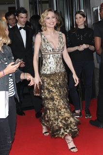 Brie Larson feet photo thumbnail