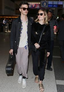 Brie Larson feet photo thumbnail