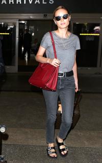 Brie Larson feet photo thumbnail