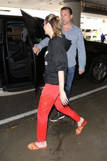 Brie Larson feet photo thumbnail