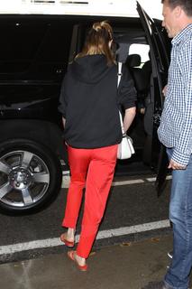 Brie Larson feet photo thumbnail