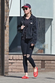 Brie Larson feet photo thumbnail