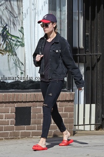 Brie Larson feet photo thumbnail