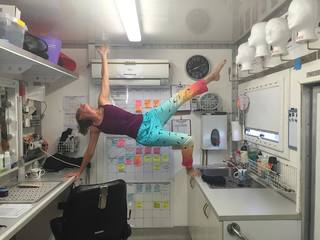 Brie Larson feet photo thumbnail