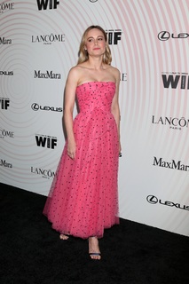 Brie Larson feet photo thumbnail