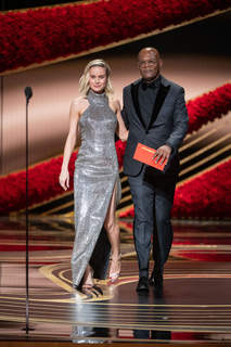 Brie Larson feet photo thumbnail