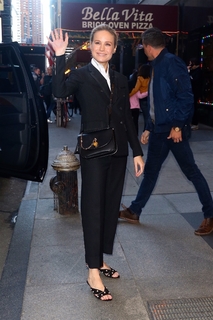 Brie Larson feet photo thumbnail