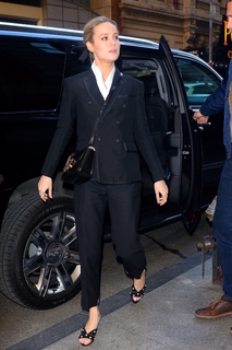 Brie Larson feet photo thumbnail