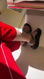 Brie Larson feet photo thumbnail