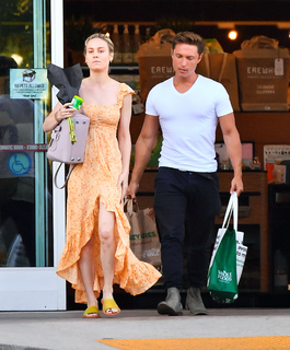 Brie Larson feet photo thumbnail