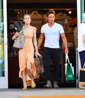 Brie Larson feet photo thumbnail