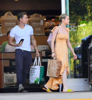 Brie Larson feet photo thumbnail