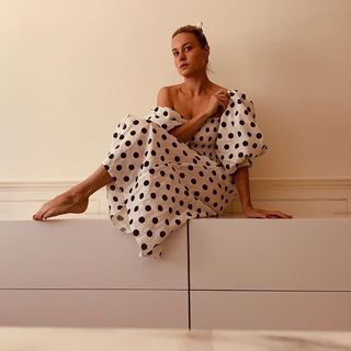 Brie Larson feet photo thumbnail