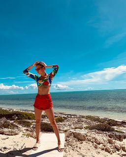 Brie Larson feet photo thumbnail