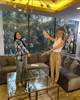 Brie Larson feet photo thumbnail