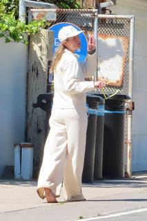 Brie Larson feet photo thumbnail