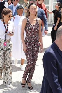 Brie Larson feet photo thumbnail