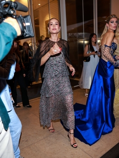 Brie Larson feet photo thumbnail