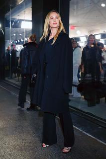 Brie Larson feet photo thumbnail