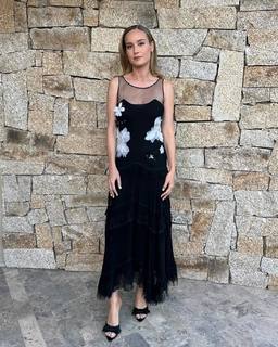 Brie Larson feet photo thumbnail