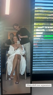 Brie Larson feet photo thumbnail