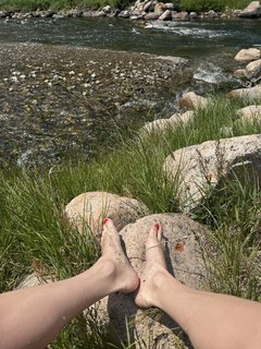 Brie Larson feet photo thumbnail