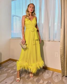 Brie Larson feet photo thumbnail