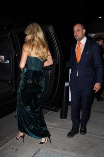 Brie Larson feet photo thumbnail